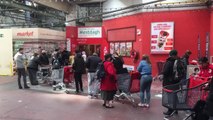 Saint Gilles : File à l’entrée du supermarché Carrefour de Porte de Hal (vidéo Germani)