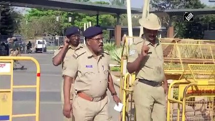 बेंगलुरु के होटल के बाहर सुरक्षा की व्यवस्था की गई है, जहां कांग्रेस के बागी विधायक ठहरे हुए हैं