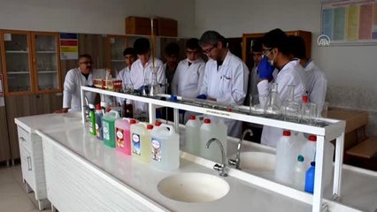 Okullara dezenfekte ürünleri yetiştirmek için gece yarılarına kadar çalışıyorlar