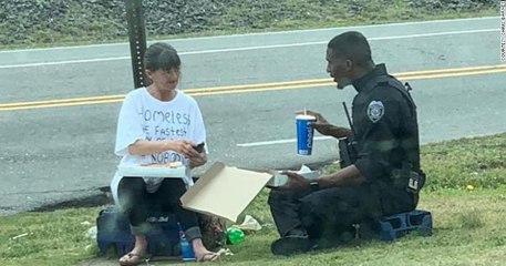 États-Unis : un officier de police partage son déjeuner avec une femme sans-abri