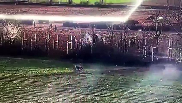 (TEKRAR) - Yunan güvenlik güçleri sığınmacılara attıkları gaz bombalarından etkileniyor - EDİRNE