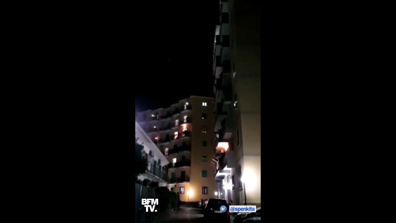 Confinés, des Italiens chantent à l'unisson de balcon en balcon contre le coronavirus à Naples