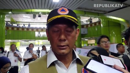 Petugas merapikan karpet sajadah di Masjid Agung Sunda Kelapa, Menteng, Jakarta.