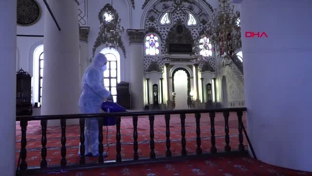 İzmir'deki camilerde cuma namazı öncesi koronavirüse karşı dezenfekte