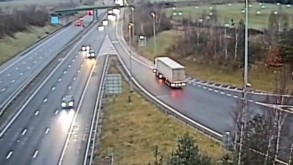 Un camion fait demi-tour sur l'autoroute