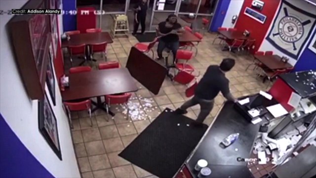 Elle casse tout dans un restaurant pour un sandwich qu'elle ne trouve pas bon