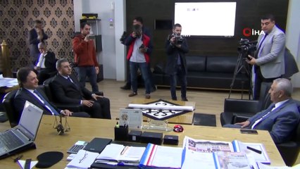 Eroğlu da koronavirisüne önlemi için elini göğsüne götürerek selamlaştı