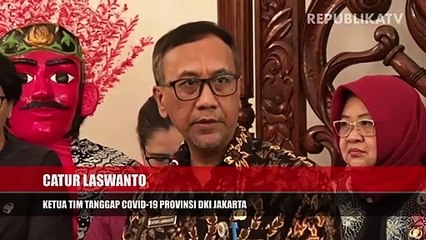 Petugas medis menggunakan pakaian biosafety saat penyuluhan terkait pencegahan dan edukasi infeksi novel coronavirus (2019-nCov) di RSUD Pasar Minggu, Jakarta, Rabu (29/1).