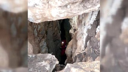 AKUT'tan mağaradan keçi kurtarma operasyonu