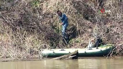Yunan askerler yanından geçen mültecileri görmedi
