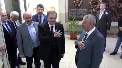 Eroğlu da koronavirisüne önlemi için elini göğsüne götürerek selamlaştı