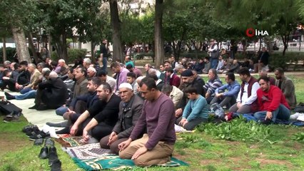 Antalya'da Cuma namazında camiler doldu taştı