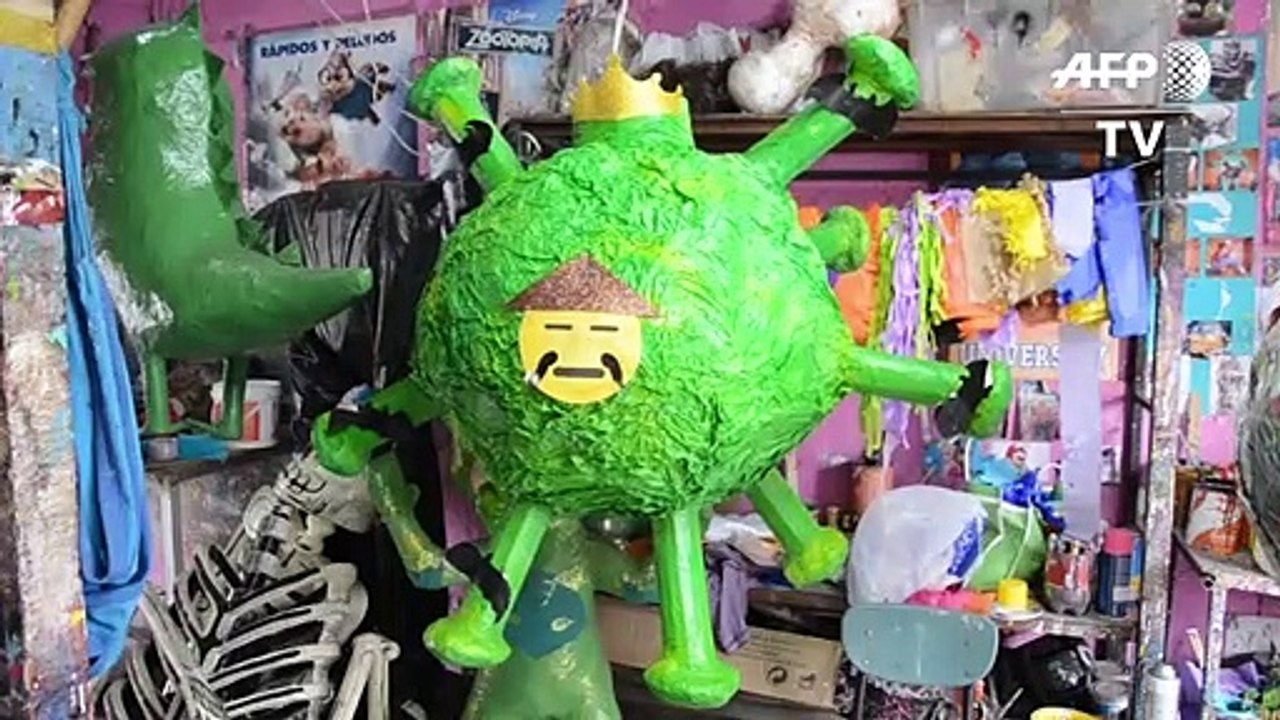 Artesano mexicano convierte al nuevo coronavirus en piñata