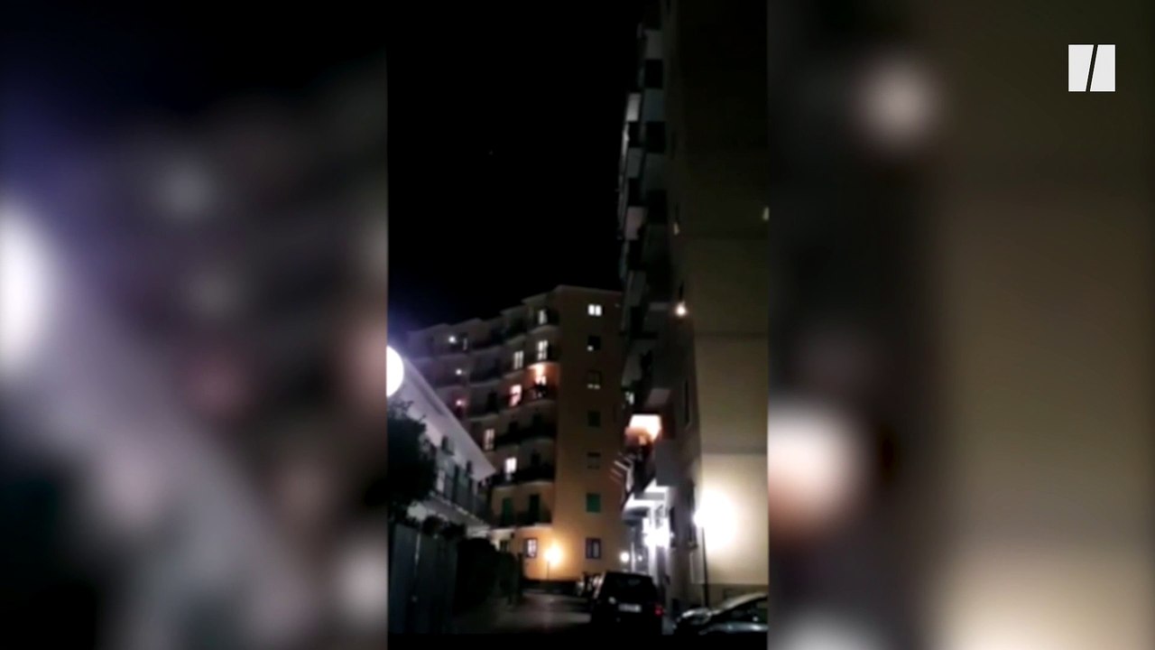 Coronavirus: les Italiens chantent pour briser le silence imposé dans les rues par la quarantaine