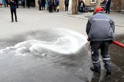 Bitlis'te caddeler, Van Gölü'nün sodalı suyuyla yıkanıp dezenfekte ediliyor