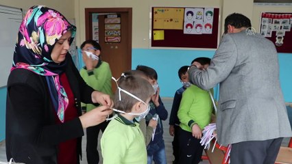 .Karaman'da kursiyerlerin atık kumaştan yaptığı maskeler öğrencilere dağıtıldı