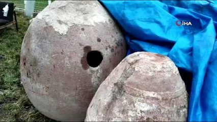 Elazığ'da yıkılacak evden 700 yıllık "Tahıl Küpleri" çıktı