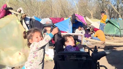Greek border: Asylum seekers continue to wait for path to Europe