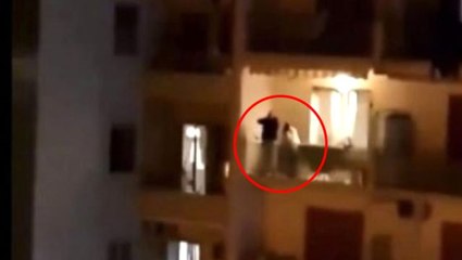 Karantinadaki İtalya'da insanlar balkonlardan şarkılar söyledi