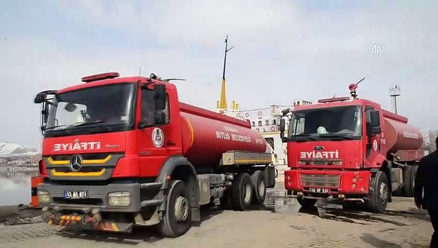 Koronavirüse karşı sokakları göl suyuyla yıkadılar - BİTLİS