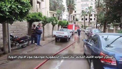 رجال الشرطة يمدون يد العون للمواطنين تحت مياه الأمطار