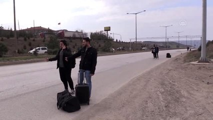 Bilet bulamayan öğrenciler "otostop" yöntemine başvuruyor