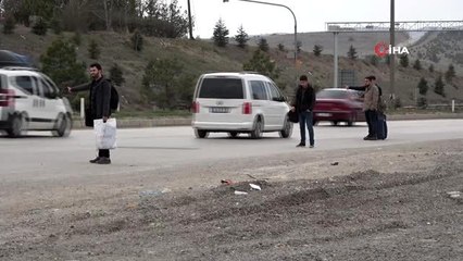 Terminallerde bilet bulamayan öğrenciler otostop çekti