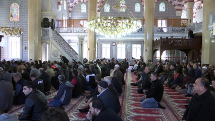 Cuma namazını kılan cemaatin koronavirüs önlemi - İSTANBUL