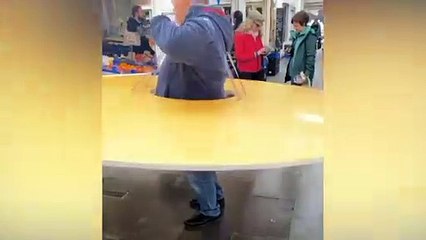 Koronavirüs | İtalya'da insanlarla mesafesini korumak isteyen adam devasa bir karton giydi