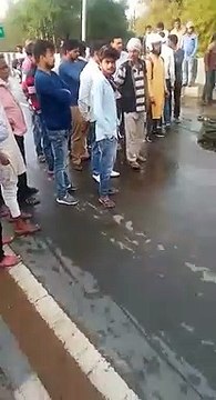 कानपुर: अनियंत्रित तेज़ रफ़्तार बुलेरो कार फ्लाई ओवर पर पलटी, चालक घायल