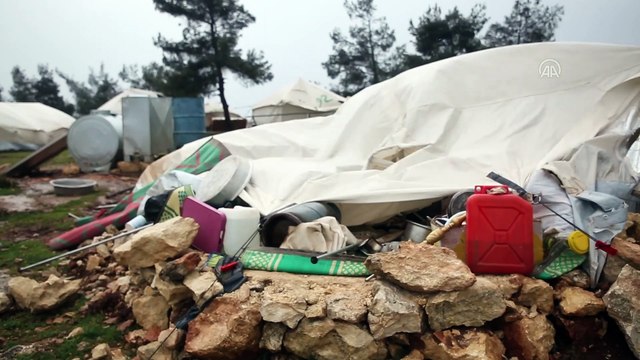 İdlibli evsizlerin çadırları fırtınada yıkıldı