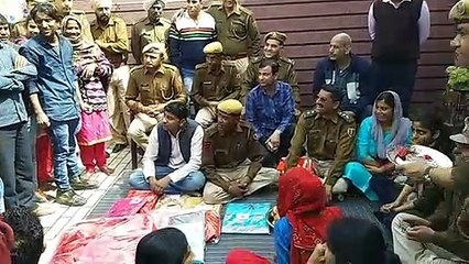 Video herunterladen: mahila thana police