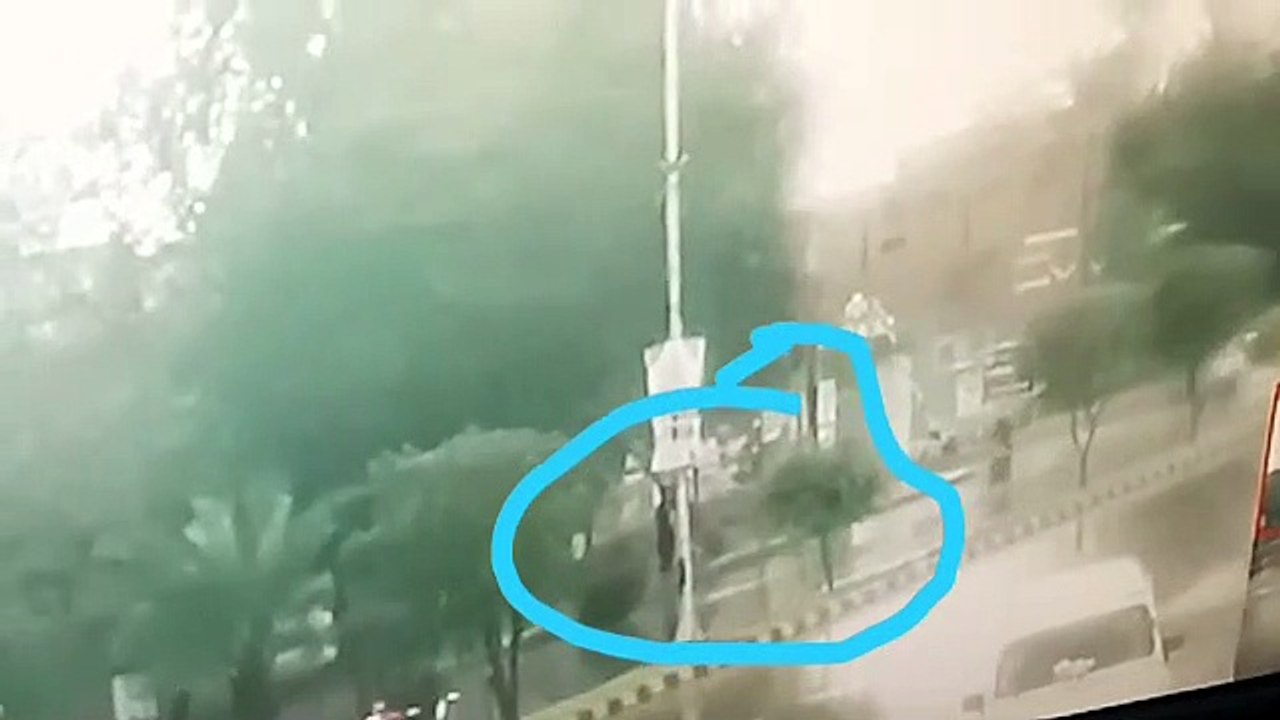 *ایس ڈی سکول بہاولپور کے باہر 9th کلاس کے پیپرز دینے والے پر بجلی گرنے کے خوفناک مناظر،،،،نوجوان چند منٹوں بعد ہی وفات پاگیا تھا.۔۔*