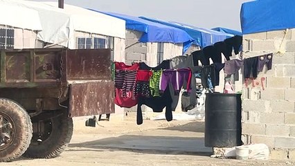 منازل اسمنتية صغيرة توفر بعض الراحة للنازحين من ادلب السورية