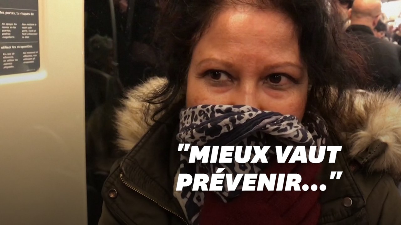 Dans le métro, ces Parisiens se protègent du coronavirus avec des gants et des écharpes