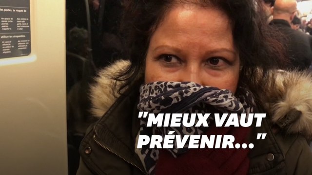 Dans le métro, ces Parisiens se protègent du coronavirus avec des gants et des écharpes