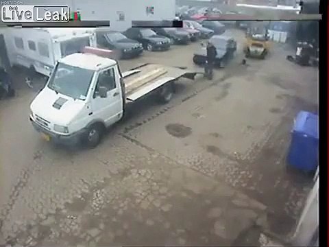 Charger une voiture sur la remorque... Raté !