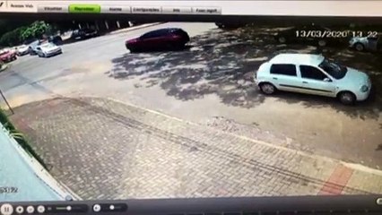 Câmera mostra colisão entre  carro e moto na Rua Londrina