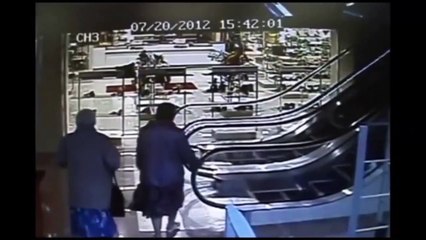 Quand mamie emprunte un escalator à sa façon