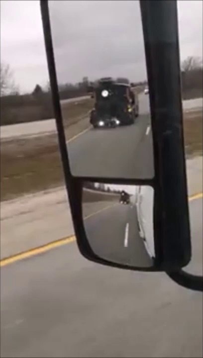 Sur l'autoroute, il se fait doubler par... une locomotive à vapeur