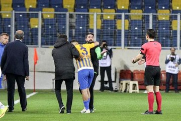 Maçta sakatlanıp hastaneye kaldırılan Sedat Ağçay'ın kafasında kırık tespit edildi