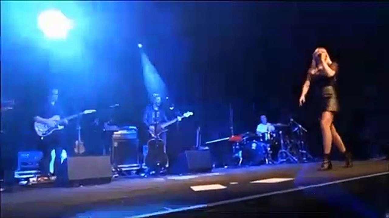 Louane — "Midi sur novembre" | (Louane Live à Cologne)