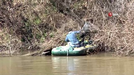 Yunan askerler yanından geçen mültecileri görmedi