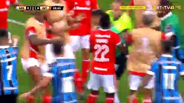 Un match se termine par une bagarre et plusieurs cartons rouges