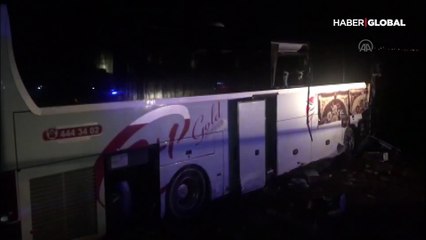 Aksaray-Adana Karayolu'nda yolcu otobüsü TIR'a çarptı! Çok sayıda yaralı var