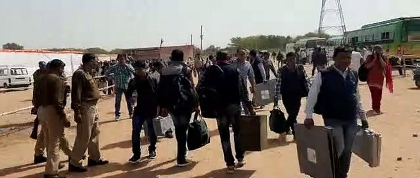 नागौर की 88 ग्राम पंचायतों में चुनाव कल, मिर्धा कॉलेज से रवाना हुए मतदान दल