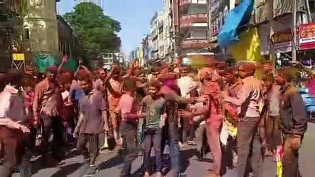 कोरोना के डर के बावजूद इंदौर में नजर आ रहा रंग पंचमी का उत्साह