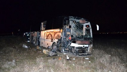 Aksaray'da bir yolcu otobüsü, seyir halindeki tıra arkadan çarptı: 44 yaralı