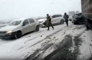 Rusya'da kar fırtınası nedeniyle 20 araç birbirine girdi