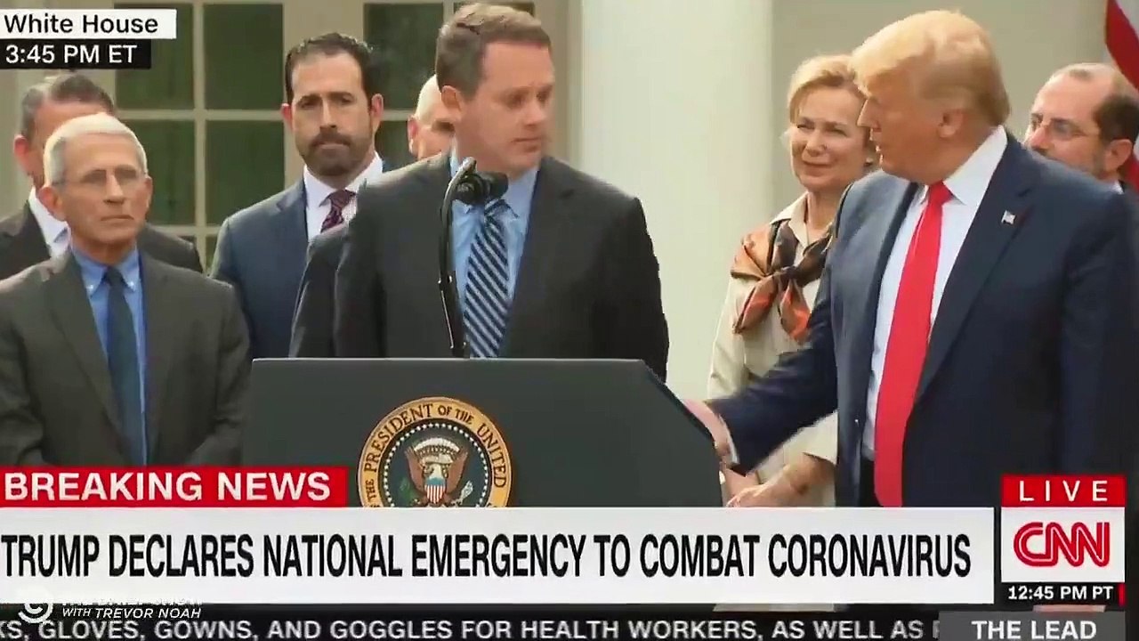 En pleine conférence de presse sur le coronavirus, Donald Trump serre des mains allant à l’encontre des recommandations des agences de santé du monde entier